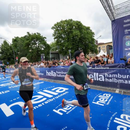 29.06.2025 - hella hamburg halbmarathon Zöllner http://msf.ph/oto/8437234 29.06.2025 10:54:55 Ziel 1327, 1506, 2029, 4231, 6994, 10044, 14638, 14660, 15156, 16623, 16868, 17261 meine-sportfotos.de
