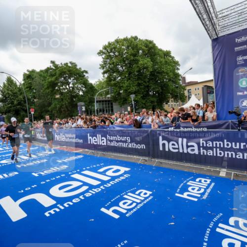 29.06.2025 - hella hamburg halbmarathon Zöllner http://msf.ph/oto/8437261 29.06.2025 10:54:57 Ziel 1327, 1506, 6994, 8514, 10266, 13988, 14638, 14660, 14845, 15156, 16047, 16623, 16868, 17261, 18325 meine-sportfotos.de