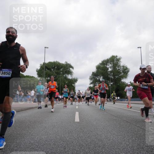 29.06.2025 - hella hamburg halbmarathon Luisa Fischer http://msf.ph/oto/8437295 29.06.2025 10:57:30 Kennedybrücke 13850, 6039, 1557, 14596, 1242, 2372, 166, 17309, 2372, 2761, 3187, 3249, 4323, 4685, 4838, 6468, 6583, 6987, 7614, 9503, 10207 meine-sportfotos.de
