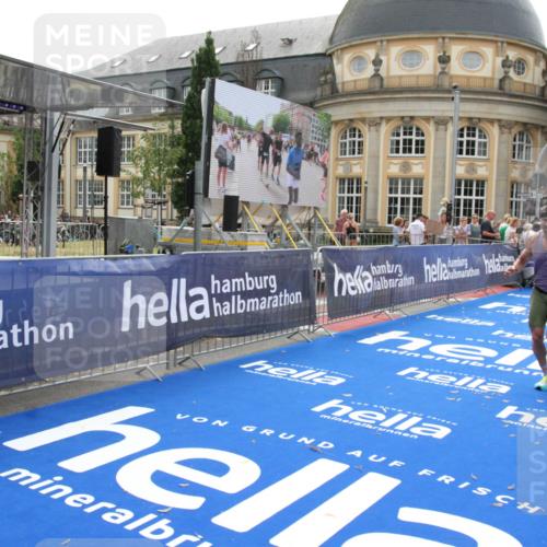 29.06.2025 - hella hamburg halbmarathon Michael Strokosch http://msf.ph/oto/8437306 29.06.2025 10:21:02 Ziel 6530, 19075 meine-sportfotos.de