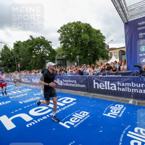 29.06.2025 - hella hamburg halbmarathon Zöllner http://msf.ph/oto/8437307 29.06.2025 10:54:58 Ziel 1327, 1506, 3652, 5020, 6433, 6994, 8514, 8698, 10266, 13988, 14638, 14660, 14845, 15156, 16047, 16623, 16868, 17261, 18181, 18325 meine-sportfotos.de
