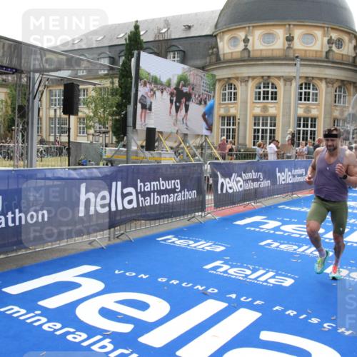 29.06.2025 - hella hamburg halbmarathon Michael Strokosch http://msf.ph/oto/8437323 29.06.2025 10:21:03 Ziel 6530, 19075 meine-sportfotos.de