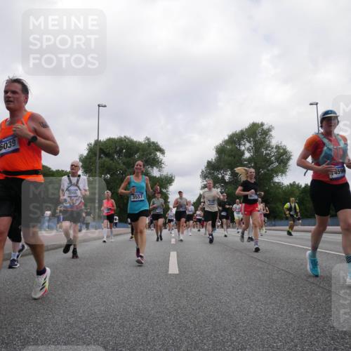 29.06.2025 - hella hamburg halbmarathon Luisa Fischer http://msf.ph/oto/8437326 29.06.2025 10:57:32 Kennedybrücke 6039, 2065, 3557, 4323, 468, 9503, 4596, 2372, 2761, 3249, 3364, 4323, 4838, 5309, 6468, 6583, 6987, 7614, 9503 meine-sportfotos.de