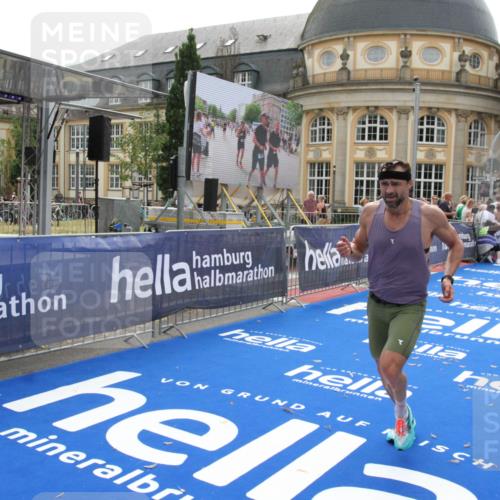 29.06.2025 - hella hamburg halbmarathon Michael Strokosch http://msf.ph/oto/8437334 29.06.2025 10:21:03 Ziel 6530, 19075 meine-sportfotos.de