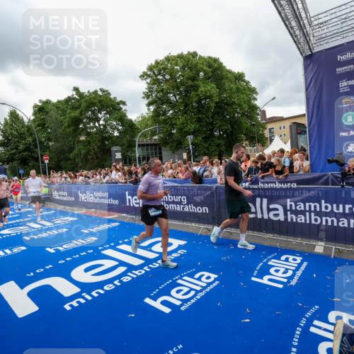 29.06.2025 - hella hamburg halbmarathon Zöllner http://msf.ph/oto/8437338 29.06.2025 10:55:00 Ziel 1327, 1506, 3652, 4249, 4616, 5020, 6433, 6994, 8514, 8698, 10266, 13988, 14638, 14660, 14845, 15156, 16047, 16623, 16868, 18181, 18325 meine-sportfotos.de