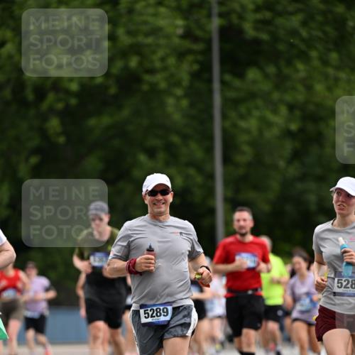 29.06.2025 - hella hamburg halbmarathon Dr. Thomas Lammeyer http://msf.ph/oto/8437350 29.06.2025 10:55:46 Kennedybrücke 1617, 1930, 2202, 2380, 2484, 2485, 2736, 2778, 3229, 3838, 4652, 4771, 5286, 5289, 5357, 5716, 6091, 6945, 7012, 7769, 7938, 7992, 8410, 8621, 9166, 9167, 9933, 10521, 10552, 10636, 10673 meine-sportfotos.de