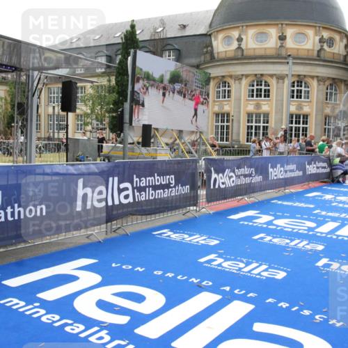 29.06.2025 - hella hamburg halbmarathon Michael Strokosch http://msf.ph/oto/8437358 29.06.2025 10:21:05 Ziel 6530, 16120, 19075 meine-sportfotos.de