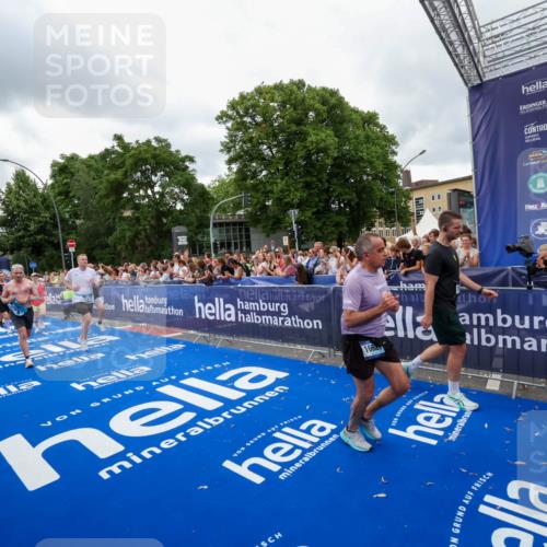 29.06.2025 - hella hamburg halbmarathon Zöllner http://msf.ph/oto/8437372 29.06.2025 10:55:01 Ziel 1327, 3652, 4249, 4616, 4938, 5020, 6433, 6994, 8514, 8698, 10266, 13988, 14638, 14845, 15126, 15156, 15879, 16047, 16623, 16868, 18181, 18325 meine-sportfotos.de
