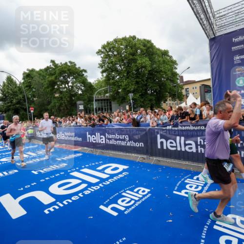 29.06.2025 - hella hamburg halbmarathon Zöllner http://msf.ph/oto/8437390 29.06.2025 10:55:01 Ziel 1327, 3652, 4249, 4616, 4938, 5020, 6433, 6994, 8514, 8698, 10266, 13988, 14638, 14845, 15126, 15156, 15879, 16047, 16623, 16868, 18181, 18325 meine-sportfotos.de