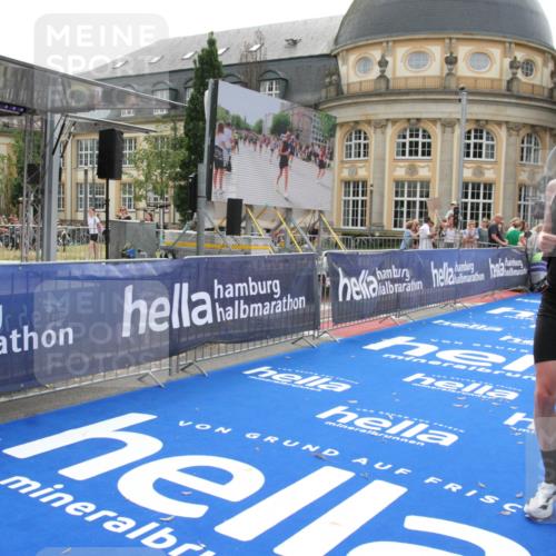 29.06.2025 - hella hamburg halbmarathon Michael Strokosch http://msf.ph/oto/8437402 29.06.2025 10:21:06 Ziel 6530, 16120 meine-sportfotos.de