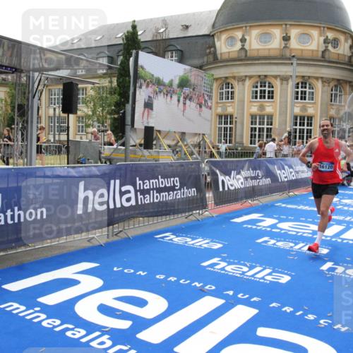 29.06.2025 - hella hamburg halbmarathon Michael Strokosch http://msf.ph/oto/8437417 29.06.2025 10:21:10 Ziel 14717, 16120 meine-sportfotos.de