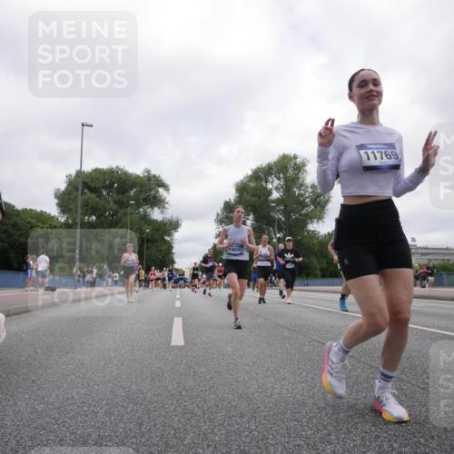 29.06.2025 - hella hamburg halbmarathon Luisa Fischer http://msf.ph/oto/8437434 29.06.2025 10:57:37 Kennedybrücke 1916, 16691, 11769, 12611, 2600, 3249, 3364, 4838, 5309, 6583, 6987 meine-sportfotos.de