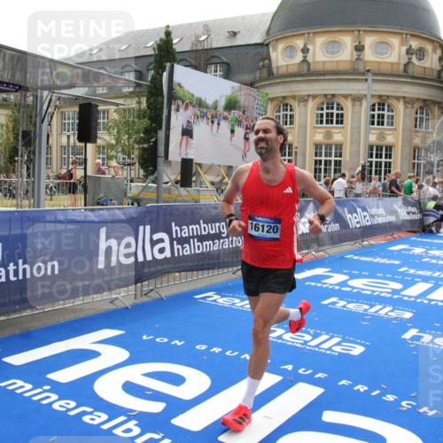 29.06.2025 - hella hamburg halbmarathon Michael Strokosch http://msf.ph/oto/8437453 29.06.2025 10:21:11 Ziel 14717, 16120 meine-sportfotos.de