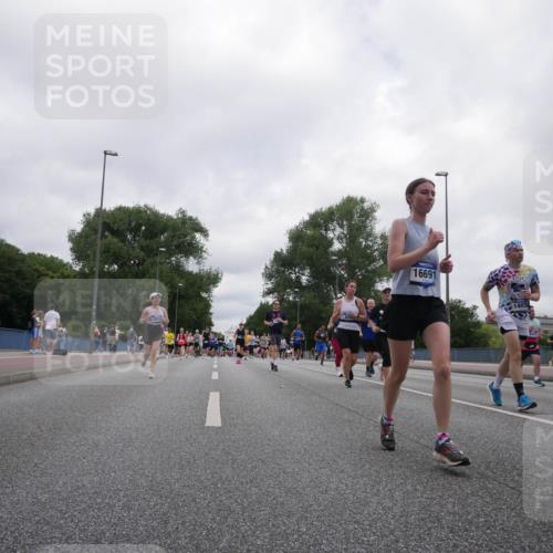 29.06.2025 - hella hamburg halbmarathon Luisa Fischer http://msf.ph/oto/8437455 29.06.2025 10:57:38 Kennedybrücke 2854, 16691, 1403, 2600, 3364, 4838, 5309, 6583, 6987, 7946, 9130 meine-sportfotos.de