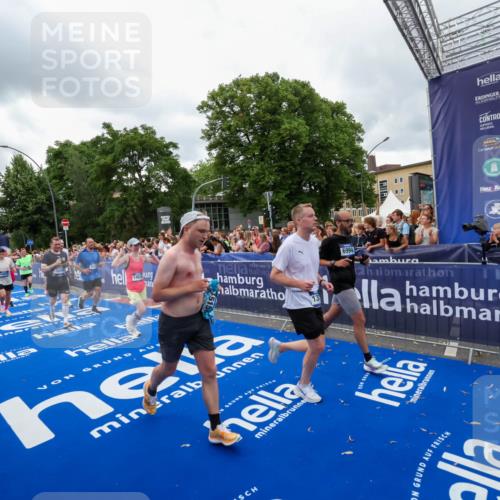 29.06.2025 - hella hamburg halbmarathon Zöllner http://msf.ph/oto/8437457 29.06.2025 10:55:03 Ziel 1327, 2884, 3652, 3791, 4249, 4616, 4938, 5020, 6433, 6994, 8514, 8698, 9060, 10266, 11333, 13297, 13988, 14638, 14750, 14845, 15126, 15156, 15879, 16047, 17803, 18181, 18325 meine-sportfotos.de