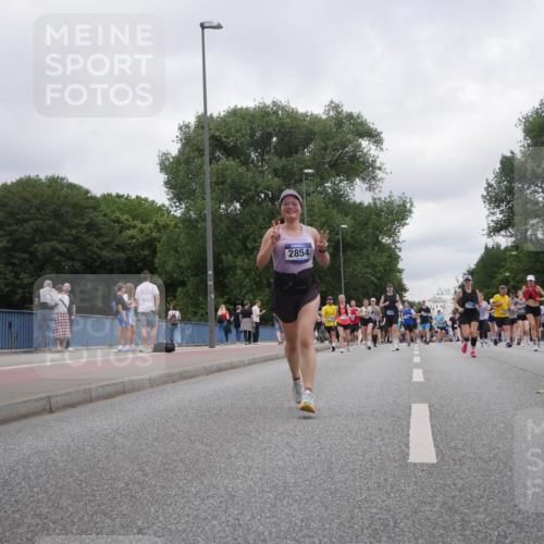 29.06.2025 - hella hamburg halbmarathon Luisa Fischer http://msf.ph/oto/8437480 29.06.2025 10:57:39 Kennedybrücke 2854, 17709, 12923, 2600, 3364, 4720, 5309, 5933, 6583, 6987, 7946, 9130 meine-sportfotos.de