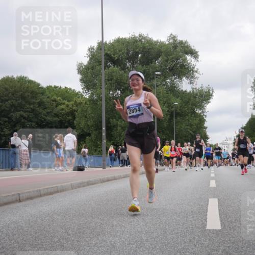 29.06.2025 - hella hamburg halbmarathon Luisa Fischer http://msf.ph/oto/8437488 29.06.2025 10:57:40 Kennedybrücke 2854, 17709, 2600, 3364, 4720, 5309, 5933, 6583, 6987, 7946, 7986, 9130 meine-sportfotos.de