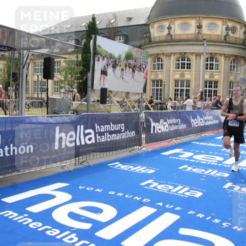 29.06.2025 - hella hamburg halbmarathon Michael Strokosch http://msf.ph/oto/8437496 29.06.2025 10:21:14 Ziel 14717 meine-sportfotos.de