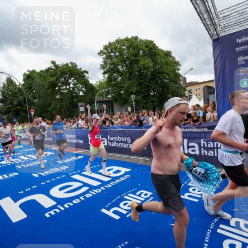 29.06.2025 - hella hamburg halbmarathon Zöllner http://msf.ph/oto/8437497 29.06.2025 10:55:03 Ziel 1327, 2884, 3652, 3791, 4249, 4616, 4938, 5020, 6433, 6994, 8514, 8698, 9060, 10266, 11333, 13297, 13988, 14638, 14750, 14845, 15126, 15156, 15879, 16047, 17803, 18181, 18325 meine-sportfotos.de