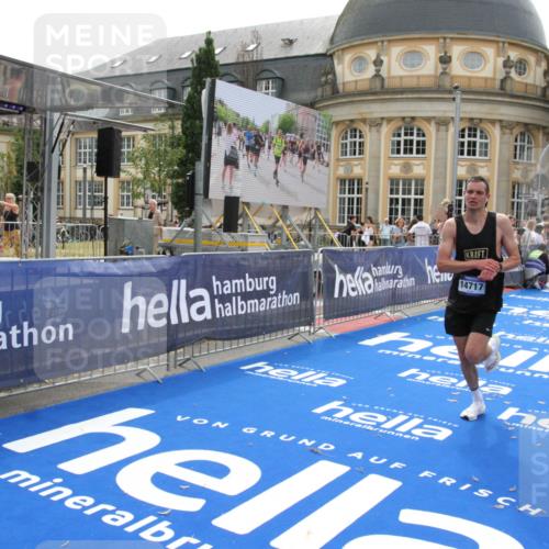 29.06.2025 - hella hamburg halbmarathon Michael Strokosch http://msf.ph/oto/8437515 29.06.2025 10:21:14 Ziel 14717 meine-sportfotos.de