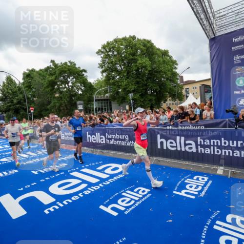 29.06.2025 - hella hamburg halbmarathon Zöllner http://msf.ph/oto/8437528 29.06.2025 10:55:03 Ziel 1327, 2884, 3652, 3791, 4249, 4616, 4938, 5020, 6433, 6994, 8514, 8698, 9060, 10266, 11333, 13297, 13988, 14638, 14750, 14845, 15126, 15156, 15879, 16047, 17803, 18181, 18325 meine-sportfotos.de