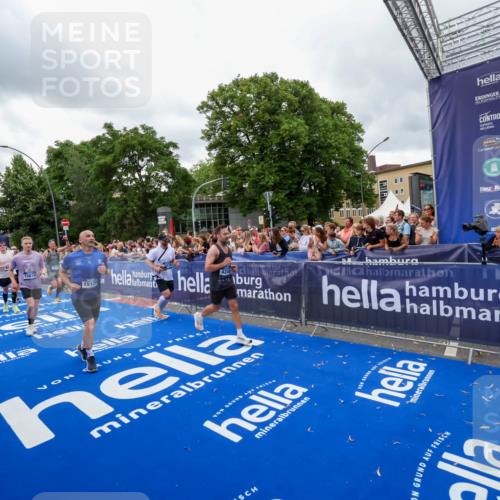 29.06.2025 - hella hamburg halbmarathon Zöllner http://msf.ph/oto/8437541 29.06.2025 10:55:08 Ziel 2448, 2884, 3041, 3791, 3945, 4249, 4616, 4938, 6355, 8691, 9060, 9380, 10191, 10192, 11333, 11976, 12961, 13297, 14750, 14948, 15126, 15879, 16630, 17803, 17842 meine-sportfotos.de