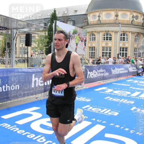 29.06.2025 - hella hamburg halbmarathon Michael Strokosch http://msf.ph/oto/8437547 29.06.2025 10:21:15 Ziel 14717 meine-sportfotos.de
