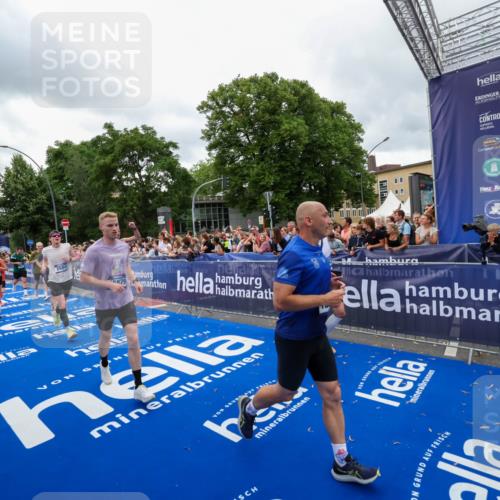 29.06.2025 - hella hamburg halbmarathon Zöllner http://msf.ph/oto/8437567 29.06.2025 10:55:09 Ziel 2448, 2884, 3041, 3791, 3945, 4249, 4938, 6355, 8691, 9060, 9361, 9380, 10191, 10192, 11333, 11747, 11976, 12248, 12961, 13297, 14750, 14948, 15126, 15879, 16108, 16630, 17803, 17842 meine-sportfotos.de
