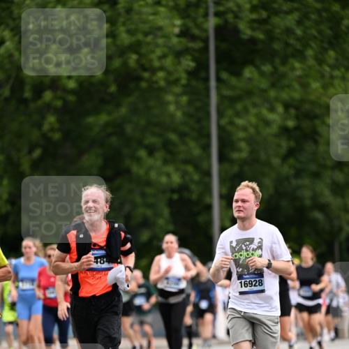 29.06.2025 - hella hamburg halbmarathon Dr. Thomas Lammeyer http://msf.ph/oto/8437568 29.06.2025 10:55:54 Kennedybrücke 1203, 1404, 1617, 1930, 2202, 2380, 2484, 2485, 2736, 2778, 3038, 3838, 4652, 5062, 5286, 5289, 5357, 5716, 6091, 6945, 6954, 7012, 7770, 7771, 7825, 7938, 7992, 8200, 8410, 8621, 9166, 9167, 9933, 10521, 10552, 10614, 10636, 10673 meine-sportfotos.de