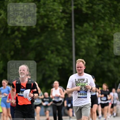 29.06.2025 - hella hamburg halbmarathon Dr. Thomas Lammeyer http://msf.ph/oto/8437579 29.06.2025 10:55:54 Kennedybrücke 1203, 1404, 1617, 1930, 2202, 2380, 2484, 2485, 2736, 2778, 3038, 3838, 4652, 5062, 5286, 5289, 5357, 5716, 6091, 6945, 6954, 7012, 7770, 7771, 7825, 7938, 7992, 8200, 8410, 8621, 9166, 9167, 9933, 10521, 10552, 10614, 10636, 10673 meine-sportfotos.de