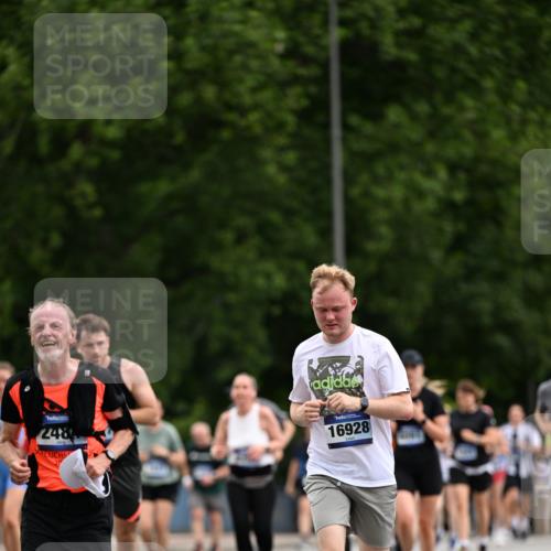 29.06.2025 - hella hamburg halbmarathon Dr. Thomas Lammeyer http://msf.ph/oto/8437591 29.06.2025 10:55:54 Kennedybrücke 1203, 1404, 1617, 1930, 2202, 2380, 2484, 2485, 2736, 2778, 3038, 3838, 4652, 5062, 5286, 5289, 5357, 5716, 6091, 6945, 6954, 7012, 7770, 7771, 7825, 7938, 7992, 8200, 8410, 8621, 9166, 9167, 9933, 10521, 10552, 10614, 10636, 10673 meine-sportfotos.de