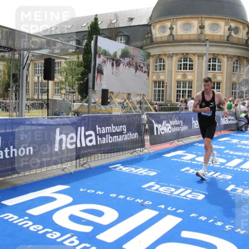 29.06.2025 - hella hamburg halbmarathon Michael Strokosch http://msf.ph/oto/8437595 29.06.2025 10:21:25 Ziel 14933 meine-sportfotos.de