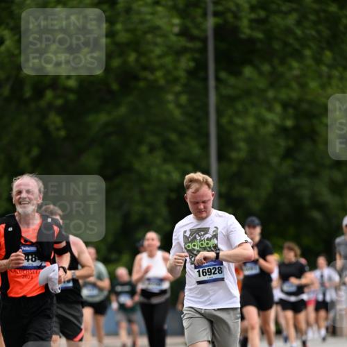 29.06.2025 - hella hamburg halbmarathon Dr. Thomas Lammeyer http://msf.ph/oto/8437596 29.06.2025 10:55:54 Kennedybrücke 1203, 1404, 1617, 1930, 2202, 2380, 2484, 2485, 2736, 2778, 3038, 3838, 4652, 5062, 5286, 5289, 5357, 5716, 6091, 6945, 6954, 7012, 7770, 7771, 7825, 7938, 7992, 8200, 8410, 8621, 9166, 9167, 9933, 10521, 10552, 10614, 10636, 10673 meine-sportfotos.de