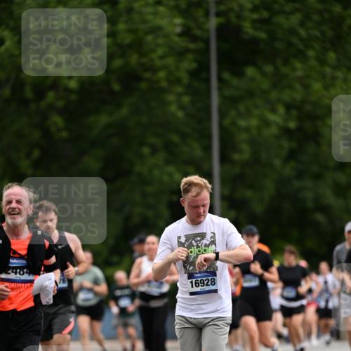 29.06.2025 - hella hamburg halbmarathon Dr. Thomas Lammeyer http://msf.ph/oto/8437601 29.06.2025 10:55:54 Kennedybrücke 1203, 1404, 1617, 1930, 2202, 2380, 2484, 2485, 2736, 2778, 3038, 3838, 4652, 5062, 5286, 5289, 5357, 5716, 6091, 6945, 6954, 7012, 7770, 7771, 7825, 7938, 7992, 8200, 8410, 8621, 9166, 9167, 9933, 10521, 10552, 10614, 10636, 10673 meine-sportfotos.de