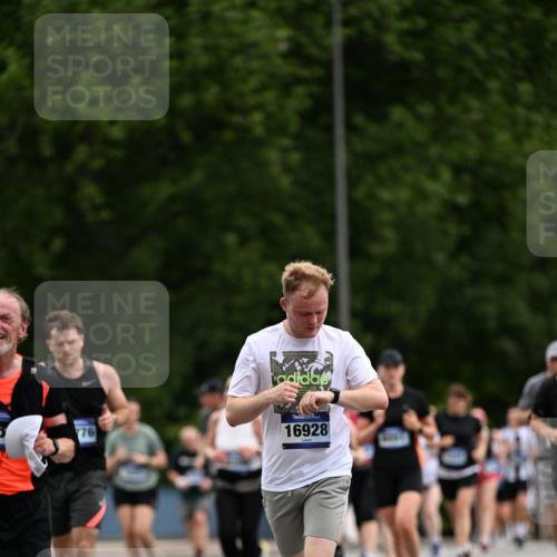 29.06.2025 - hella hamburg halbmarathon Dr. Thomas Lammeyer http://msf.ph/oto/8437606 29.06.2025 10:55:54 Kennedybrücke 1203, 1404, 1617, 1930, 2202, 2380, 2484, 2485, 2736, 2778, 3038, 3838, 4652, 5062, 5286, 5289, 5357, 5716, 6091, 6945, 6954, 7012, 7770, 7771, 7825, 7938, 7992, 8200, 8410, 8621, 9166, 9167, 9933, 10521, 10552, 10614, 10636, 10673 meine-sportfotos.de
