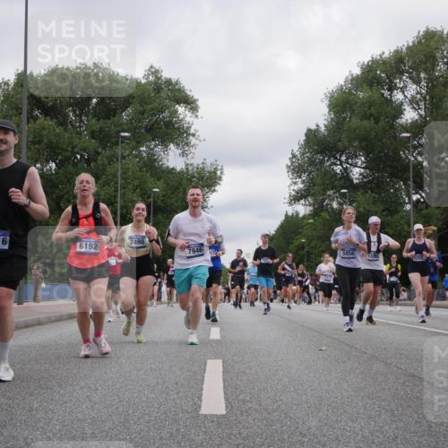 29.06.2025 - hella hamburg halbmarathon Luisa Fischer http://msf.ph/oto/8437607 29.06.2025 10:57:47 Kennedybrücke 652, 14416, 6192, 7498, 7946, 174, 5856, 12898, 12930, 472, 7986, 2600, 4039, 4720, 5815, 5856, 5933, 7670, 7874, 7946, 7986, 9130 meine-sportfotos.de