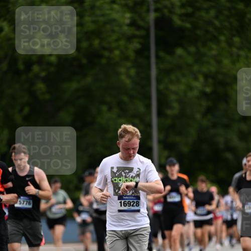 29.06.2025 - hella hamburg halbmarathon Dr. Thomas Lammeyer http://msf.ph/oto/8437608 29.06.2025 10:55:55 Kennedybrücke 1203, 1404, 1617, 1930, 2202, 2380, 2484, 2485, 2736, 2778, 3038, 3838, 4652, 5062, 5286, 5289, 5357, 5716, 6091, 6945, 6954, 7012, 7770, 7771, 7825, 7938, 7992, 8200, 8410, 8621, 9167, 10521, 10552, 10614, 10636, 10673 meine-sportfotos.de