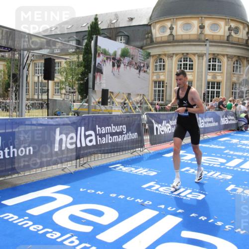 29.06.2025 - hella hamburg halbmarathon Michael Strokosch http://msf.ph/oto/8437613 29.06.2025 10:21:25 Ziel 14933 meine-sportfotos.de