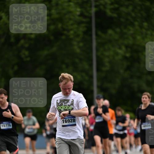 29.06.2025 - hella hamburg halbmarathon Dr. Thomas Lammeyer http://msf.ph/oto/8437622 29.06.2025 10:55:55 Kennedybrücke 1203, 1404, 1617, 1930, 2202, 2380, 2484, 2485, 2736, 2778, 3038, 3838, 4652, 5062, 5286, 5289, 5357, 5716, 6091, 6945, 6954, 7012, 7770, 7771, 7825, 7938, 7992, 8200, 8410, 8621, 9167, 10521, 10552, 10614, 10636, 10673 meine-sportfotos.de