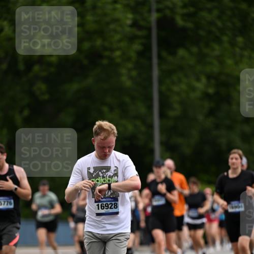 29.06.2025 - hella hamburg halbmarathon Dr. Thomas Lammeyer http://msf.ph/oto/8437628 29.06.2025 10:55:55 Kennedybrücke 1203, 1404, 1617, 1930, 2202, 2380, 2484, 2485, 2736, 2778, 3038, 3838, 4652, 5062, 5286, 5289, 5357, 5716, 6091, 6945, 6954, 7012, 7770, 7771, 7825, 7938, 7992, 8200, 8410, 8621, 9167, 10521, 10552, 10614, 10636, 10673 meine-sportfotos.de