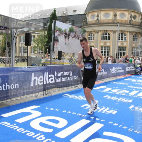 29.06.2025 - hella hamburg halbmarathon Michael Strokosch http://msf.ph/oto/8437630 29.06.2025 10:21:26 Ziel 14933 meine-sportfotos.de