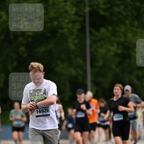 29.06.2025 - hella hamburg halbmarathon Dr. Thomas Lammeyer http://msf.ph/oto/8437649 29.06.2025 10:55:56 Kennedybrücke 1203, 1404, 1617, 1930, 2202, 2380, 2484, 2485, 2736, 2778, 3038, 3838, 4652, 5062, 5286, 5289, 5357, 5716, 6091, 6945, 6954, 7012, 7770, 7771, 7825, 7938, 7992, 8200, 8410, 8621, 10521, 10552, 10614, 10636, 10673 meine-sportfotos.de