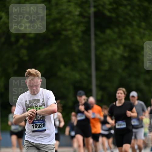 29.06.2025 - hella hamburg halbmarathon Dr. Thomas Lammeyer http://msf.ph/oto/8437654 29.06.2025 10:55:56 Kennedybrücke 1203, 1404, 1617, 1930, 2202, 2380, 2484, 2485, 2736, 2778, 3038, 3838, 4652, 5062, 5286, 5289, 5357, 5716, 6091, 6945, 6954, 7012, 7770, 7771, 7825, 7938, 7992, 8200, 8410, 8621, 10521, 10552, 10614, 10636, 10673 meine-sportfotos.de