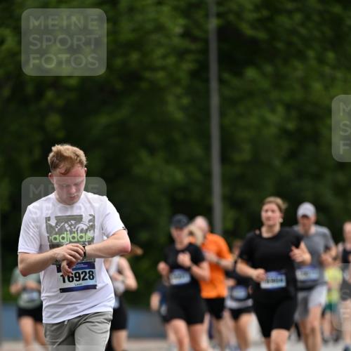29.06.2025 - hella hamburg halbmarathon Dr. Thomas Lammeyer http://msf.ph/oto/8437658 29.06.2025 10:55:56 Kennedybrücke 1203, 1404, 1617, 1930, 2202, 2380, 2484, 2485, 2736, 2778, 3038, 3838, 4652, 5062, 5286, 5289, 5357, 5716, 6091, 6945, 6954, 7012, 7770, 7771, 7825, 7938, 7992, 8200, 8410, 8621, 10521, 10552, 10614, 10636, 10673 meine-sportfotos.de