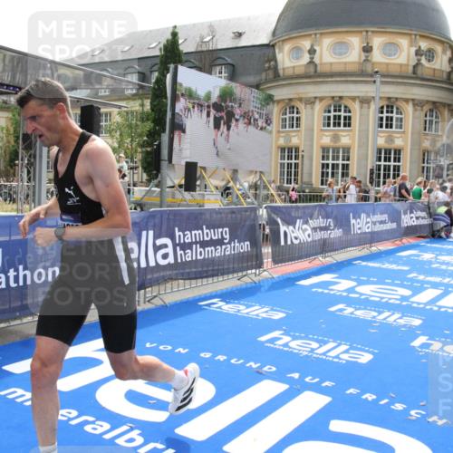 29.06.2025 - hella hamburg halbmarathon Michael Strokosch http://msf.ph/oto/8437665 29.06.2025 10:21:26 Ziel 14933 meine-sportfotos.de