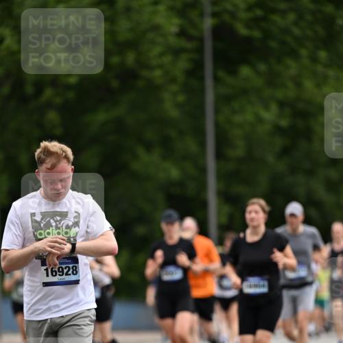 29.06.2025 - hella hamburg halbmarathon Dr. Thomas Lammeyer http://msf.ph/oto/8437670 29.06.2025 10:55:56 Kennedybrücke 1203, 1404, 1617, 1930, 2202, 2380, 2484, 2485, 2736, 2778, 3038, 3838, 4652, 5062, 5286, 5289, 5357, 5716, 6091, 6945, 6954, 7012, 7770, 7771, 7825, 7938, 7992, 8200, 8410, 8621, 10521, 10552, 10614, 10636, 10673 meine-sportfotos.de
