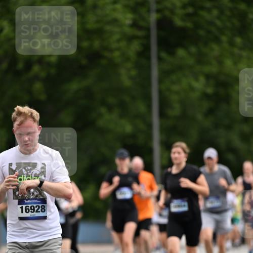 29.06.2025 - hella hamburg halbmarathon Dr. Thomas Lammeyer http://msf.ph/oto/8437674 29.06.2025 10:55:56 Kennedybrücke 1203, 1404, 1617, 1930, 2202, 2380, 2484, 2485, 2736, 2778, 3038, 3838, 4652, 5062, 5286, 5289, 5357, 5716, 6091, 6945, 6954, 7012, 7770, 7771, 7825, 7938, 7992, 8200, 8410, 8621, 10521, 10552, 10614, 10636, 10673 meine-sportfotos.de