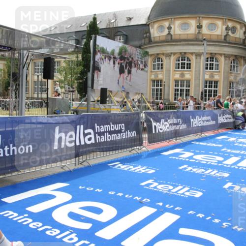 29.06.2025 - hella hamburg halbmarathon Michael Strokosch http://msf.ph/oto/8437675 29.06.2025 10:21:27 Ziel 14933 meine-sportfotos.de