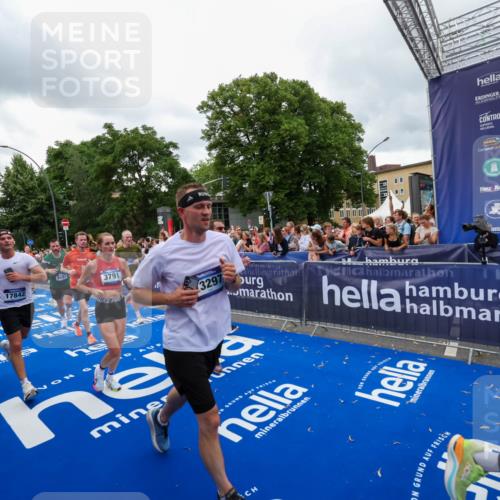 29.06.2025 - hella hamburg halbmarathon Zöllner http://msf.ph/oto/8437676 29.06.2025 10:55:11 Ziel 1549, 1628, 2119, 2448, 2884, 3041, 3791, 3945, 4903, 6355, 8691, 9060, 9361, 9380, 10191, 10192, 11333, 11747, 11976, 12248, 12961, 13297, 14750, 14834, 14948, 16108, 16630, 17803, 17842, 18031, 18966 meine-sportfotos.de