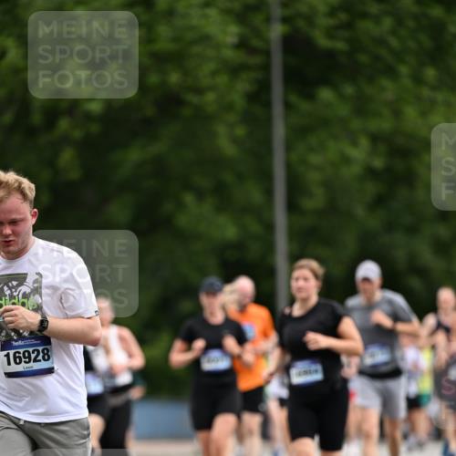 29.06.2025 - hella hamburg halbmarathon Dr. Thomas Lammeyer http://msf.ph/oto/8437678 29.06.2025 10:55:56 Kennedybrücke 1203, 1404, 1617, 1930, 2202, 2380, 2484, 2485, 2736, 2778, 3038, 3838, 4652, 5062, 5286, 5289, 5357, 5716, 6091, 6945, 6954, 7012, 7770, 7771, 7825, 7938, 7992, 8200, 8410, 8621, 10521, 10552, 10614, 10636, 10673 meine-sportfotos.de